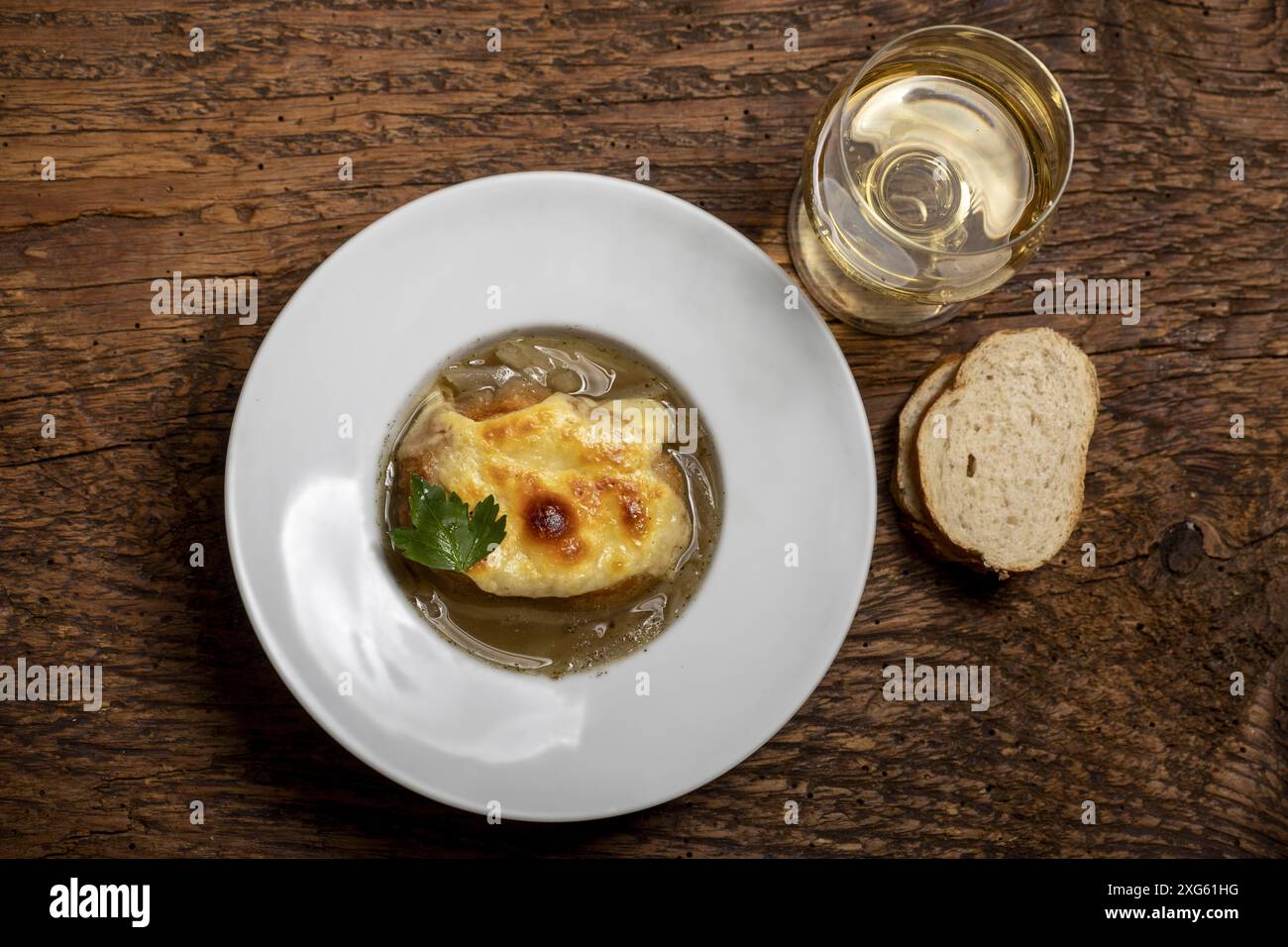 Französische Zwiebelsuppe auf Holz Stockfoto