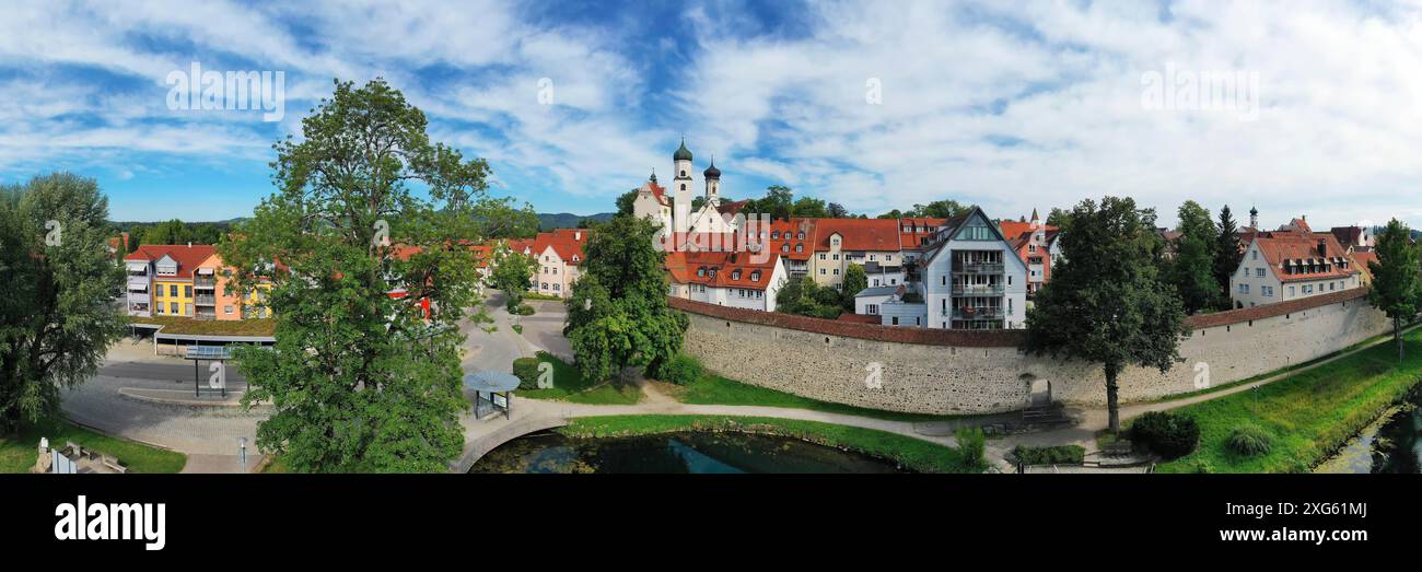 Blick auf Isny im Allgaeu aus der Vogelperspektive mit Blick auf das Schloss und die historische Altstadt. Isny im Allgaeu, Ravensburg, Tuebingen, Baden-Württemberg Stockfoto