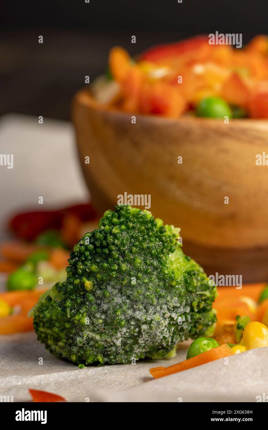 Eine Mischung aus tiefgefrorenem Gemüse für die langfristige Lagerung, eine Mischung aus tiefgefrorenem Mais, Erbsen, Paprika und Karotten Stockfoto