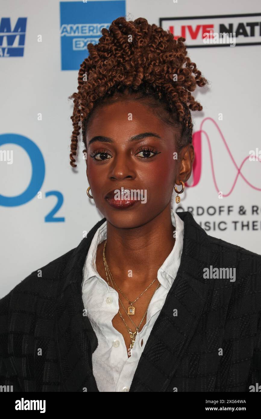 London, Großbritannien. Juli 2024. Cat Burns wurde bei den Nordoff and Robbins O2 Silver Clef Awards im Grosvenor House Hotel in London gesehen. Quelle: SOPA Images Limited/Alamy Live News Stockfoto