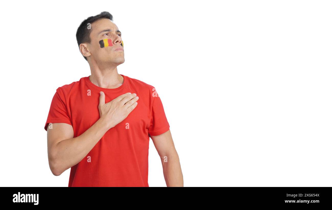Mann, der feierlich die belgische Nationalhymne hört Stockfoto