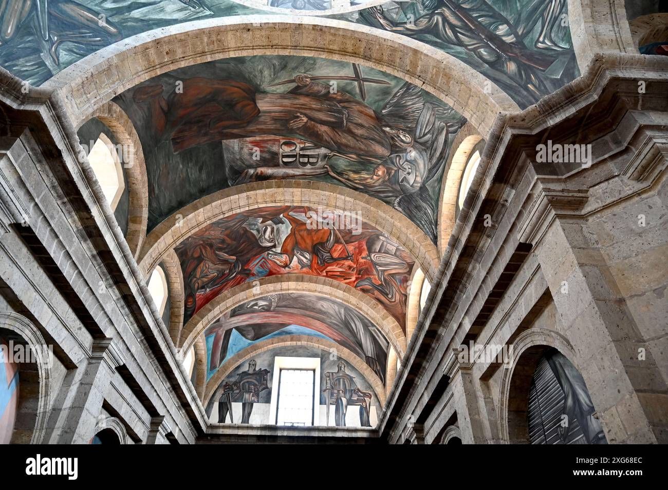 GUADALAJARA, JALISCO, MEXIKO: Fresken des berühmten Wandmalers José Clemente Orozco zieren das Dach und die Wände der Haupthalle im Museo Cabañas. Stockfoto