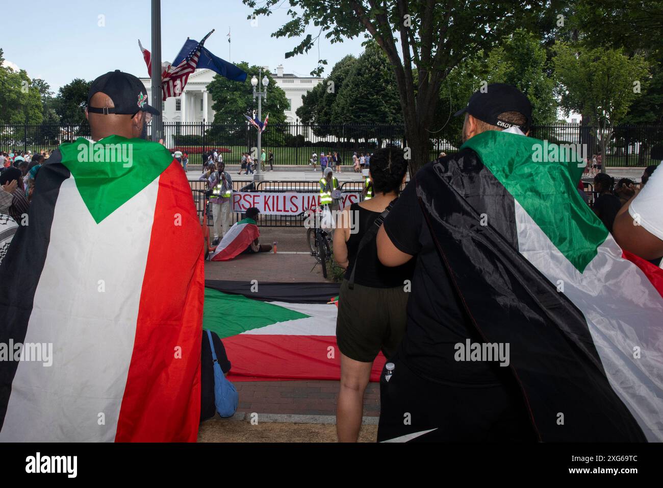 Washington Dc, Vereinigte Staaten . Juli 2024. Aktivisten für die demokratischen Rechte des Sudan versammelten sich vor dem Weißen Haus in Washington D.C., USA, um sich am 06. Juli 2024 zu versammeln. Sie fordern Frieden und humanitäre Hilfe für die Republik Sudan sowie die Beendigung des anhaltenden sudanesischen Konflikts. Quelle: Aashish Kiphayet/Alamy Live News Stockfoto