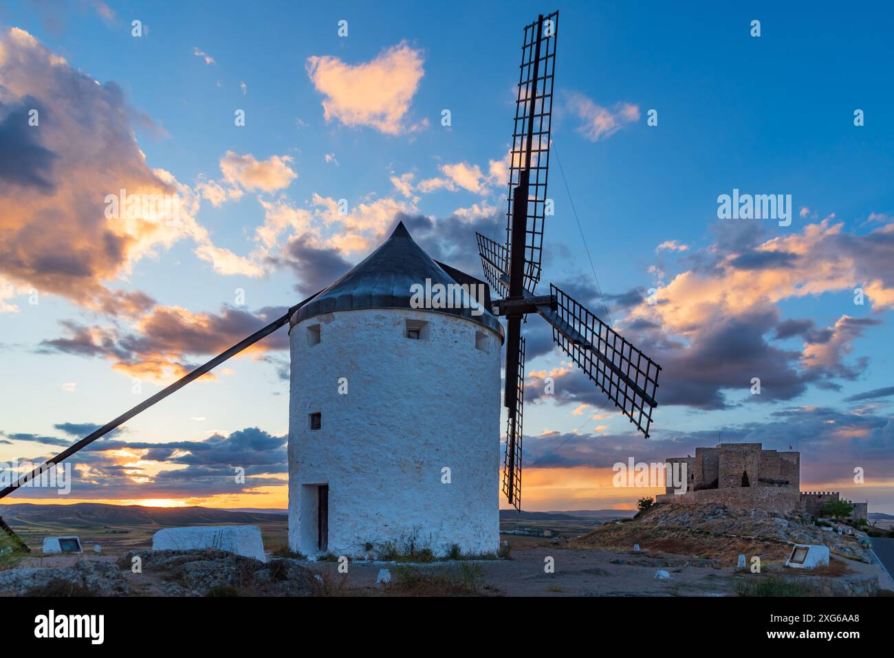 Alte Windmühle neben dem Castillo de la Muela in La Mancha Stadt Consuegra. Stockfoto