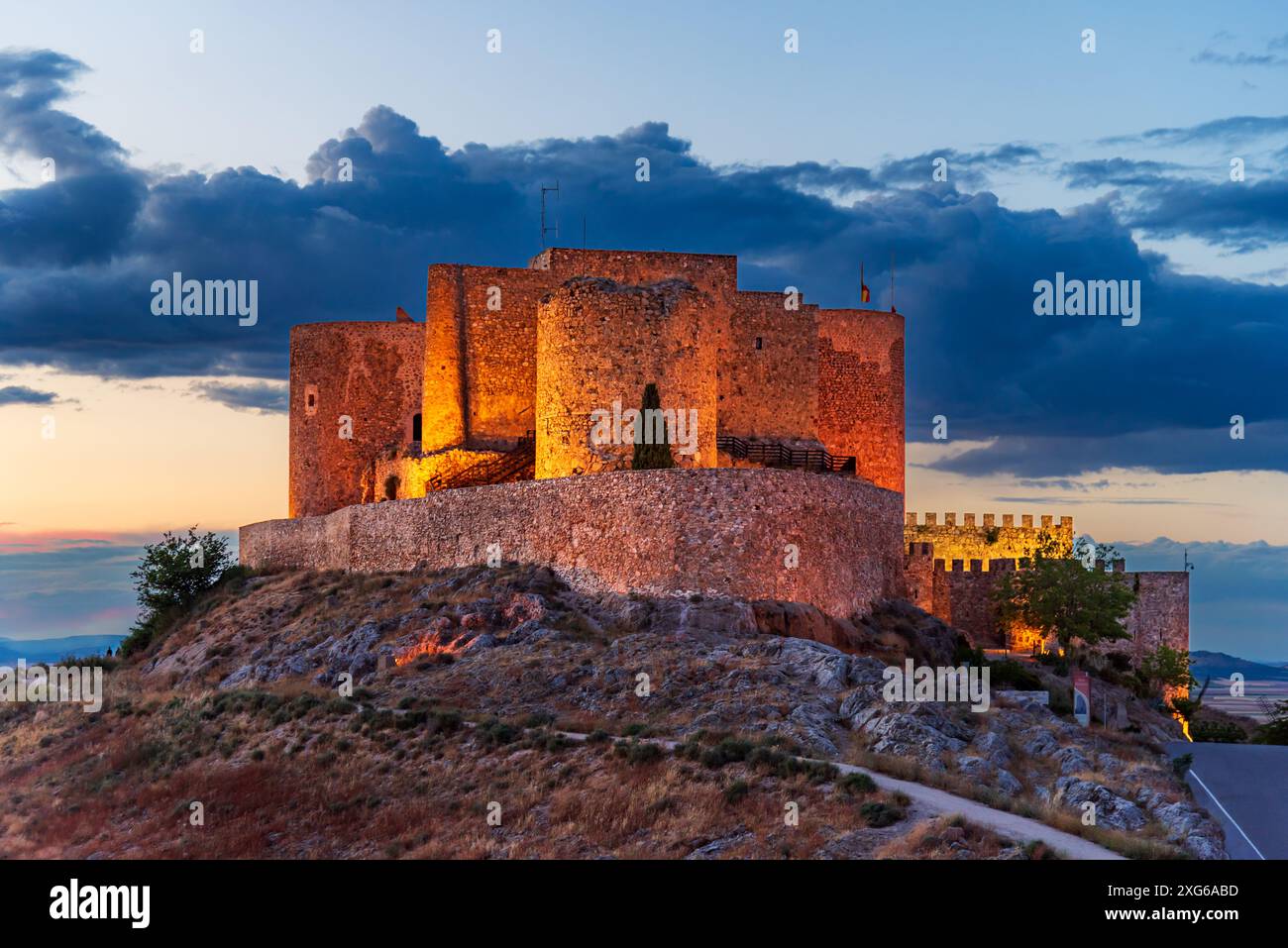 Castillo de la Muela bei Sonnenuntergang, auf einem Hügel neben der Stadt Consuegra La Mancha. Stockfoto