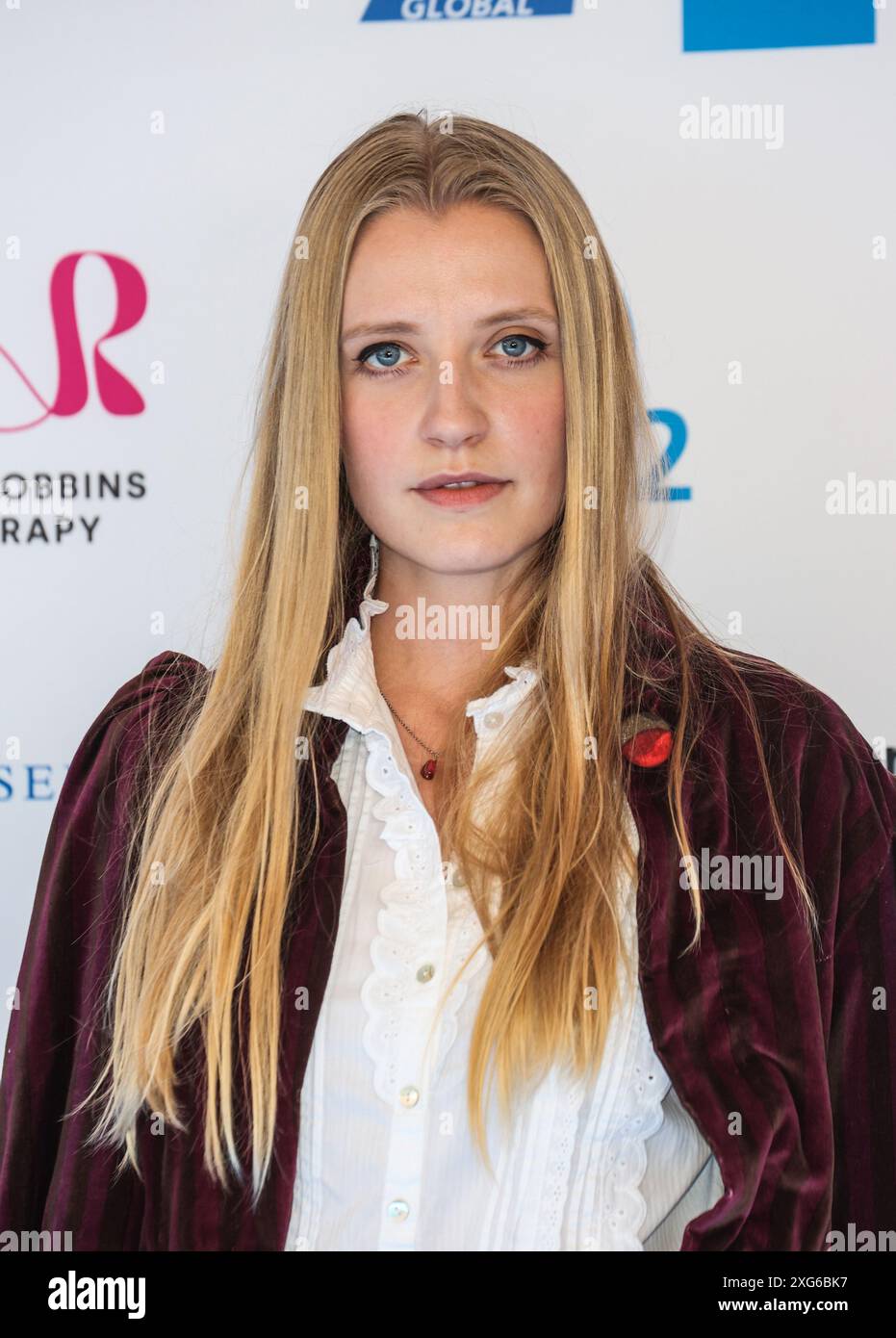 London, Großbritannien. Juli 2024. Poppy Lee Friar wurde bei den Nordoff and Robbins O2 Silver Clef Awards im Grosvenor House Hotel in London gesehen. (Foto: Brett Cove/SOPA Images/SIPA USA) Credit: SIPA USA/Alamy Live News Stockfoto