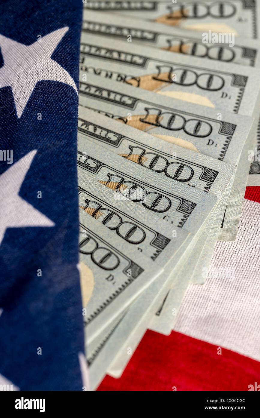 US-Dollar und die amerikanische Flagge, Teil der amerikanischen Flagge mit Sternen und roten und weißen Streifen und US-Dollar Stockfoto