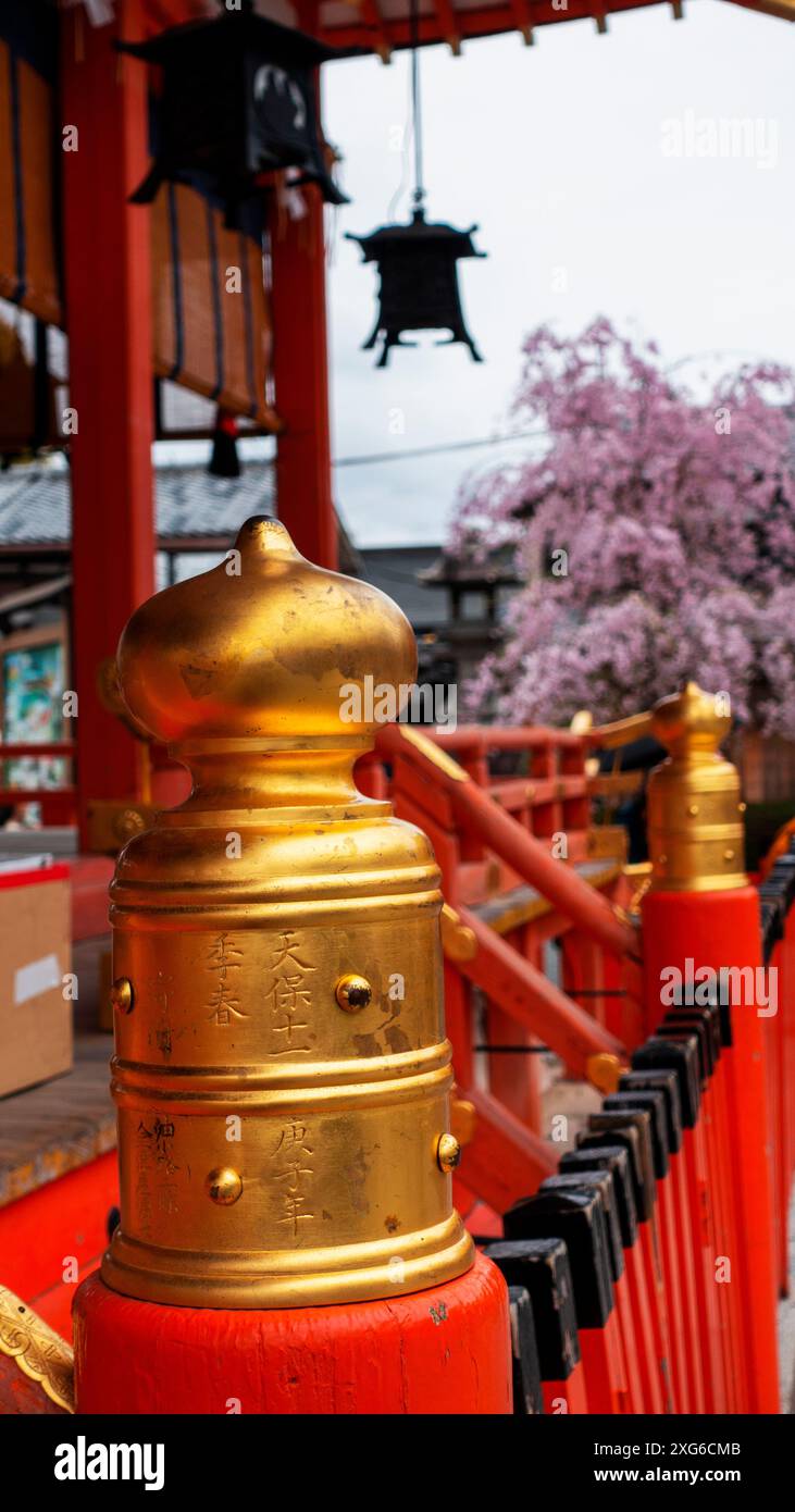 JAPAN, KYOTO – April 2024: Sembon Torii Torii Torii Torii Tore, Fushimi Inari Taisha in Kyoto, Japan Stockfoto