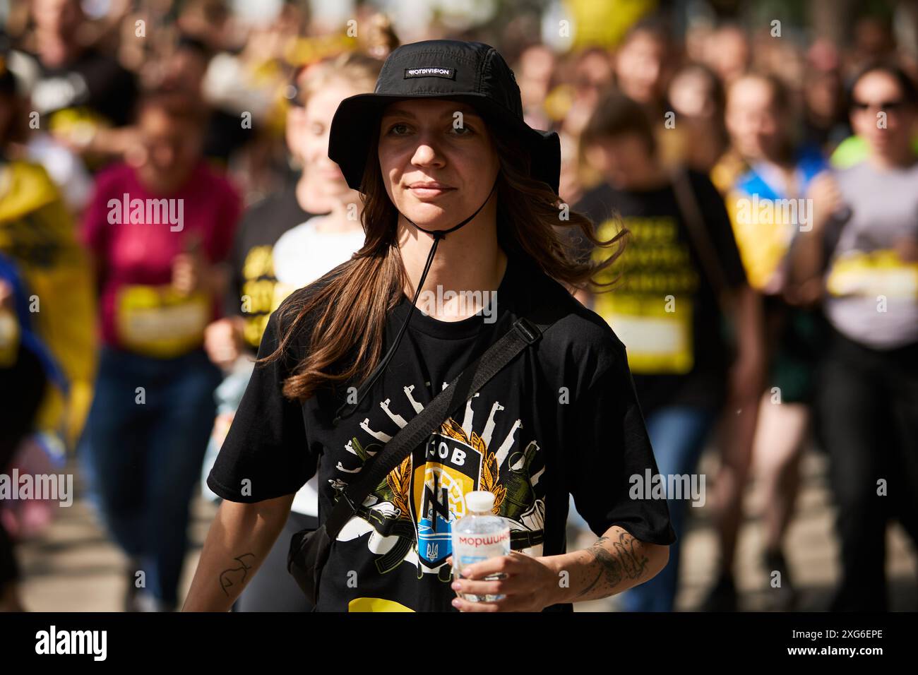 Die junge ukrainische Nationalistin mit Asov-T-Shirt läuft einen Wohltätigkeitsmarathon. Kiew - 5. Mai 2024 Stockfoto