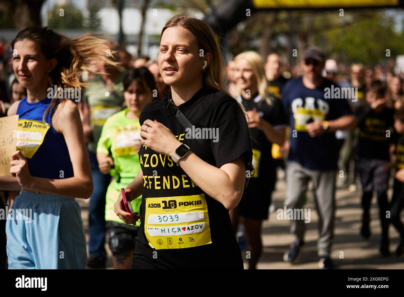 Ukrainische Frau, die einen Wohltätigkeitsmarathon in einem Trikot „Free Azovstal Defenders“ läuft. Kiew - 5. Mai 2024 Stockfoto