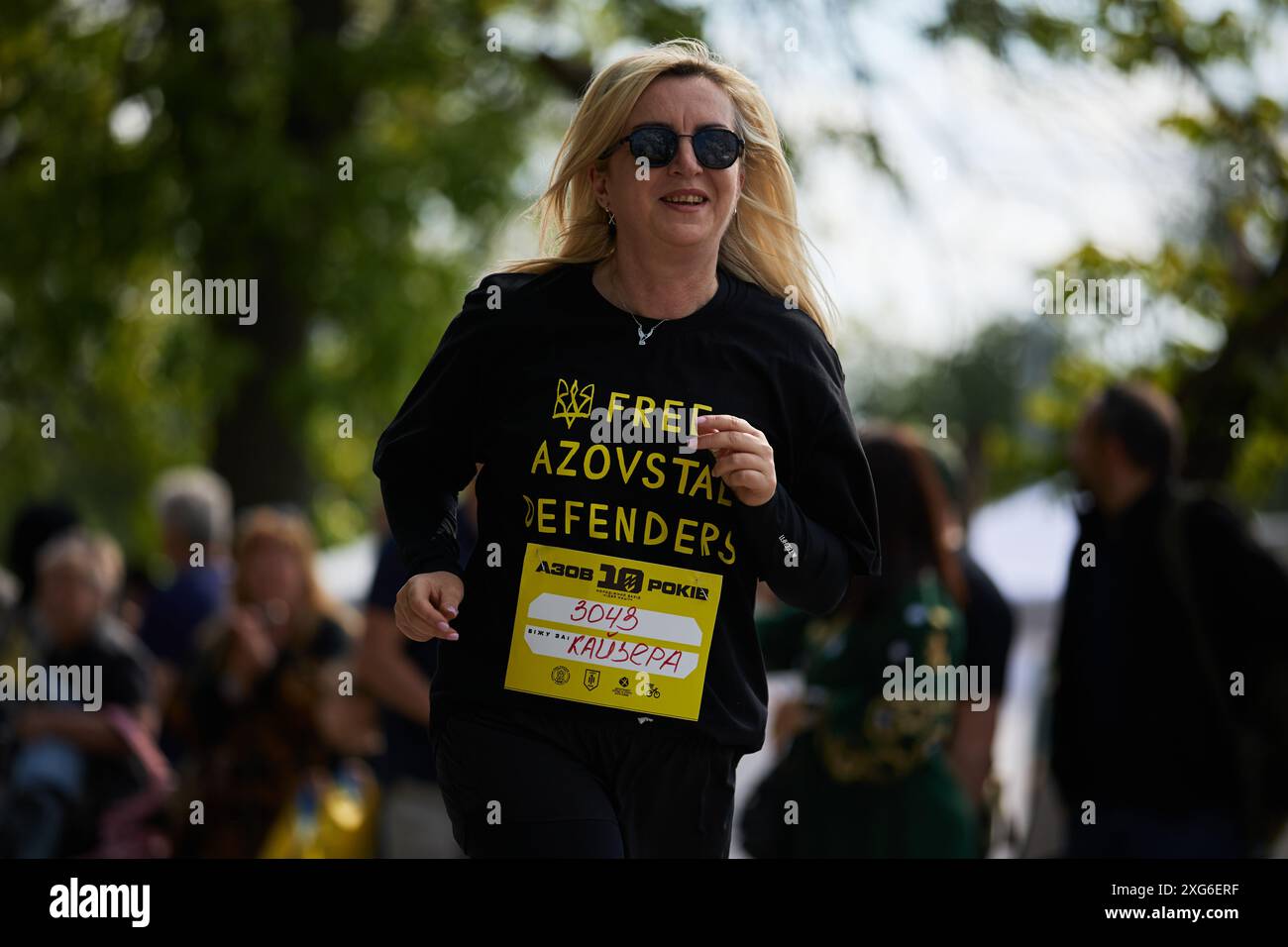 Die ukrainische Frau läuft eine Distanz mit dem Trikot "Free Azovstal Defenders". Kiew - 5. Mai 2024 Stockfoto