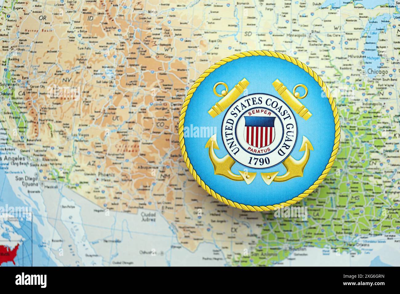 KIEW, UKRAINE - 26. JUNI 2024 Wappen der US-Küstenwache auf Papierkarte der Vereinigten Staaten von Amerika Stockfoto