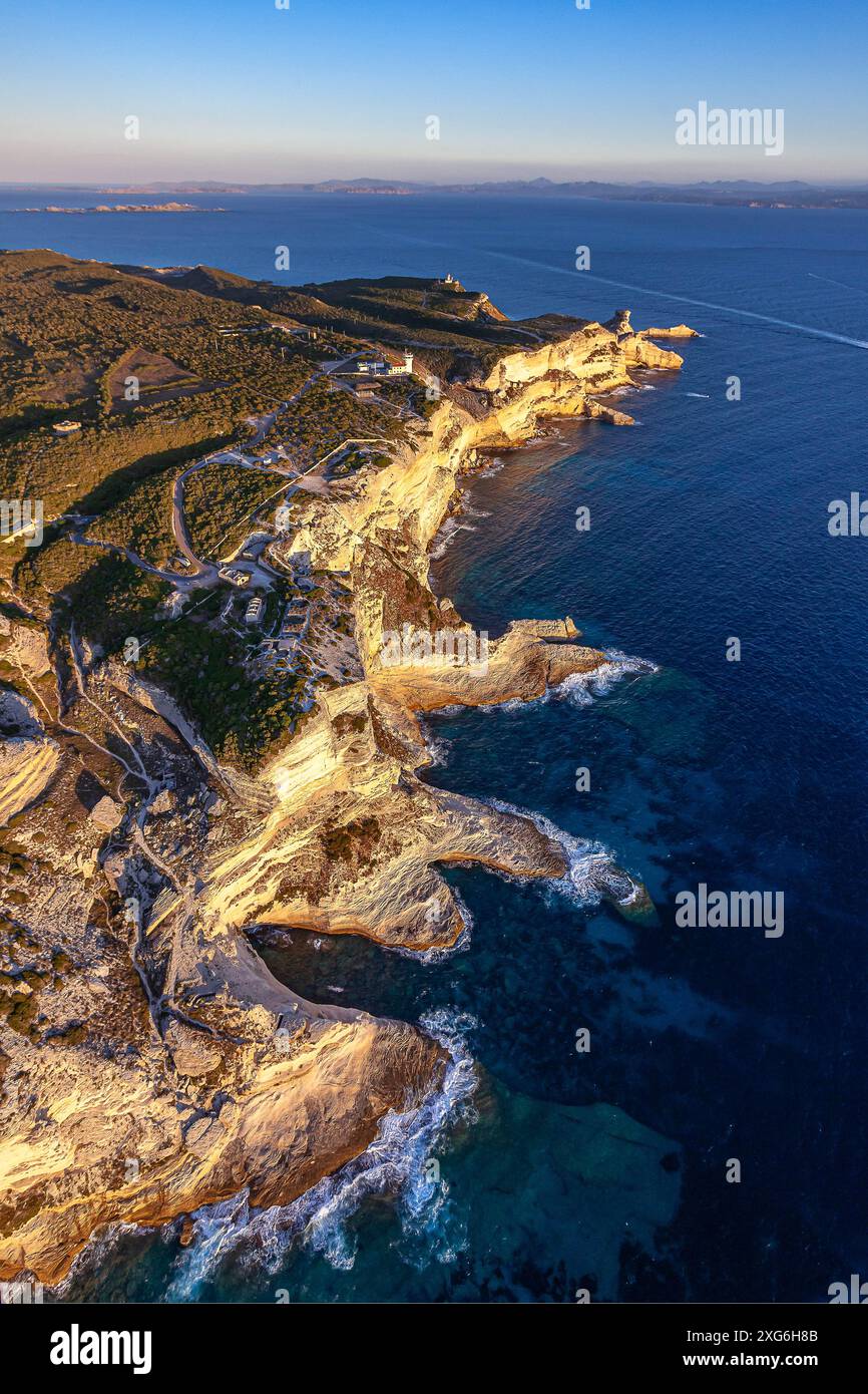 FRANKREICH. CORSE-DU-SUD (2A) AUS DER VOGELPERSPEKTIVE AUF DAS NATURSCHUTZGEBIET BOUCHES DE BONIFACIO, DIE SEMAPHORE PERTUSATO Stockfoto