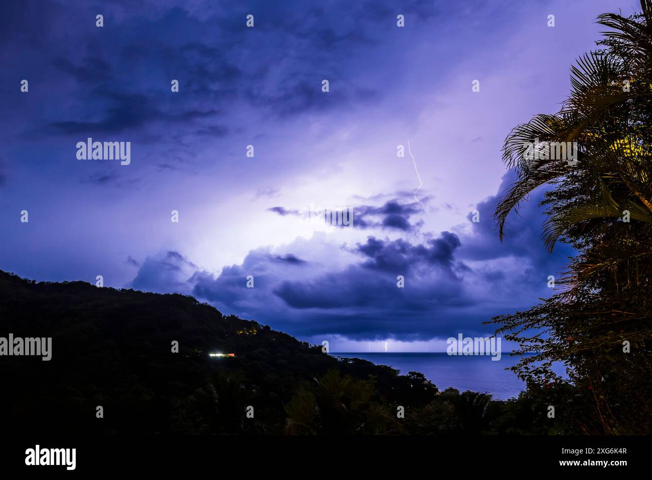 Blitz während eines Gewitters im Frühling in Punta Islita, Guanacaste, Costa Rica Stockfoto