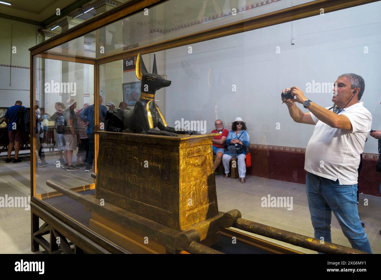 Touristen fotografieren den Anubis-Schrein, der Teil der Bestattungsausrüstung des Pharao Tutanchamun der 18. Dynastie war und im Ägyptischen Museum ausgestellt wurde Stockfoto