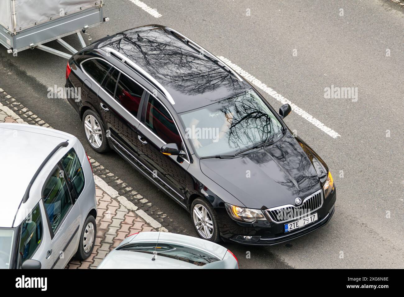 OSTRAVA, TSCHECHISCHE REPUBLIK - 24. AUGUST 2023: Skoda Superb II Combi, überarbeitete Generation mit Parkplatz für Anhänger auf der Straße Stockfoto