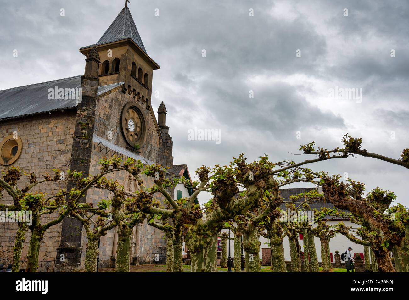 Burguete, Spanien – 17. Mai 2024: Die Kirche Iglesia de San Nicolás de Bari in Burgguete. Stockfoto