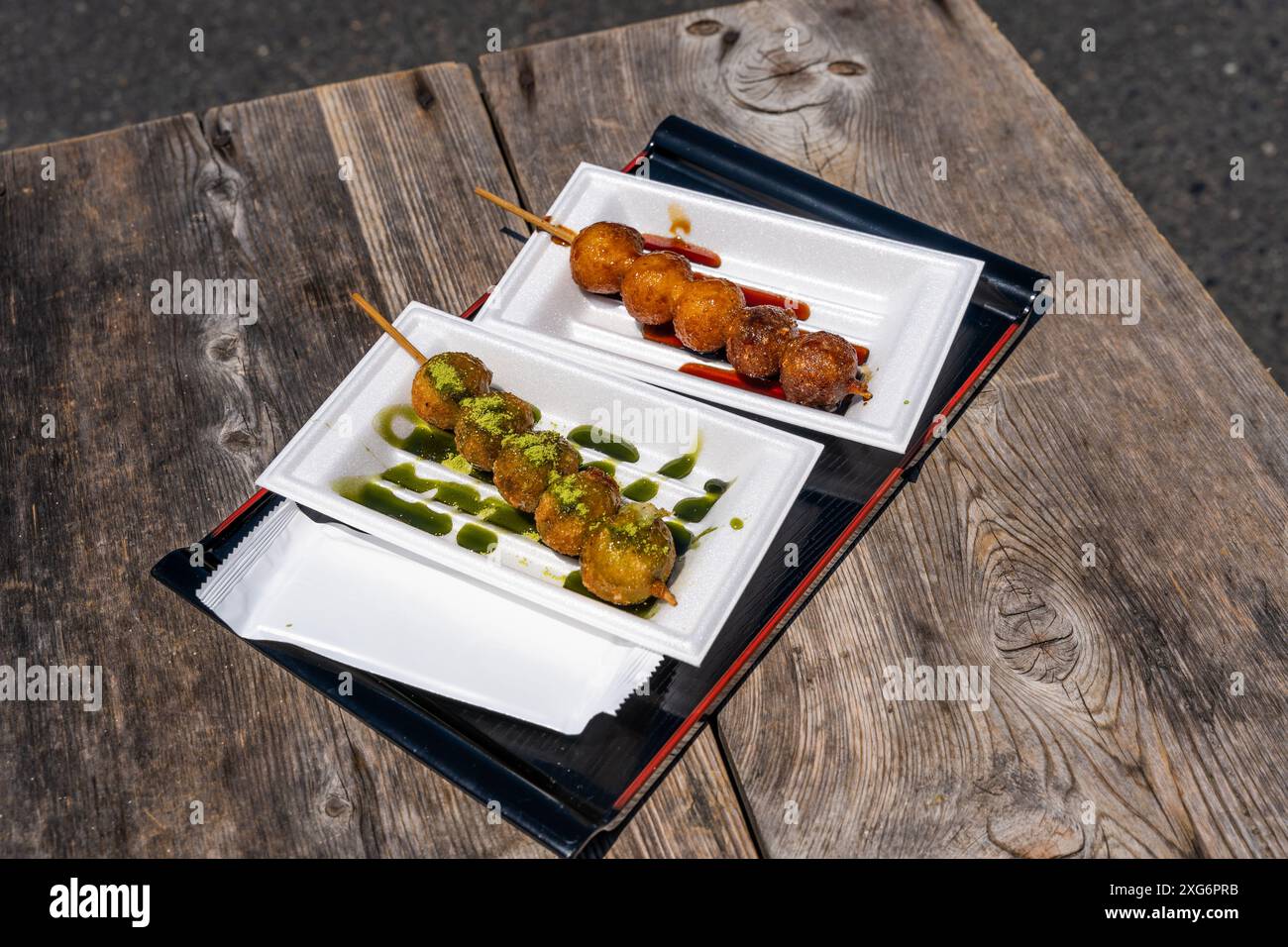 „Age Mitarashi dango“, ein japanisches Straßenessen aus frittierten Reismehlknödeln, typisches Essen der Stadt Ishiyamadera, Präfektur Shiga, Japan Stockfoto