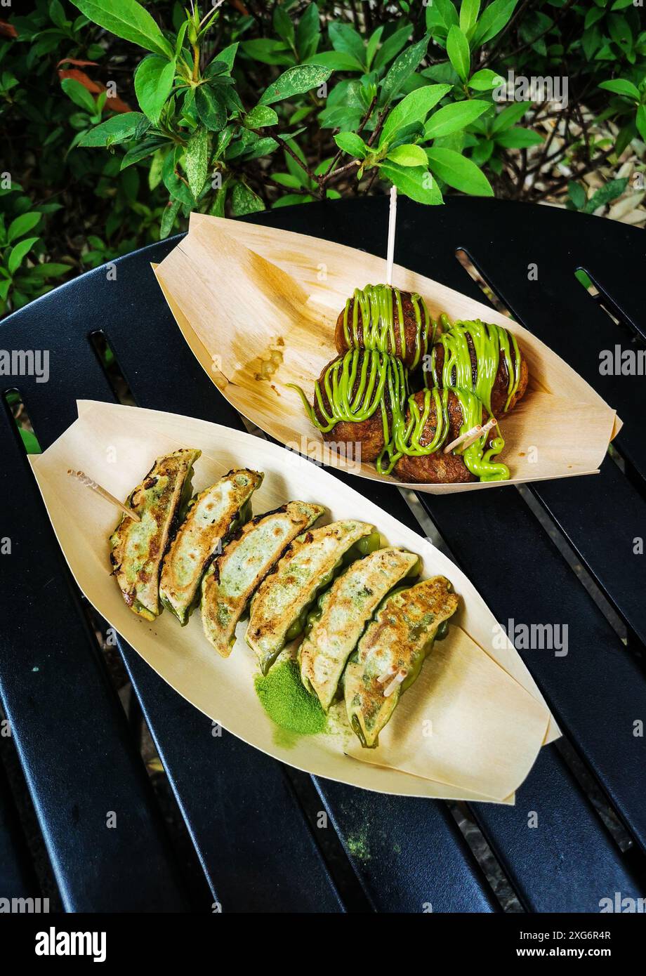 Gyoza Maccha und Takoyaki Maccha, zwei beliebte japanische Streetfood mit Maccha-Teesauce, typische Gerichte der Stadt Uji, Präfektur Kyoto, Japa Stockfoto