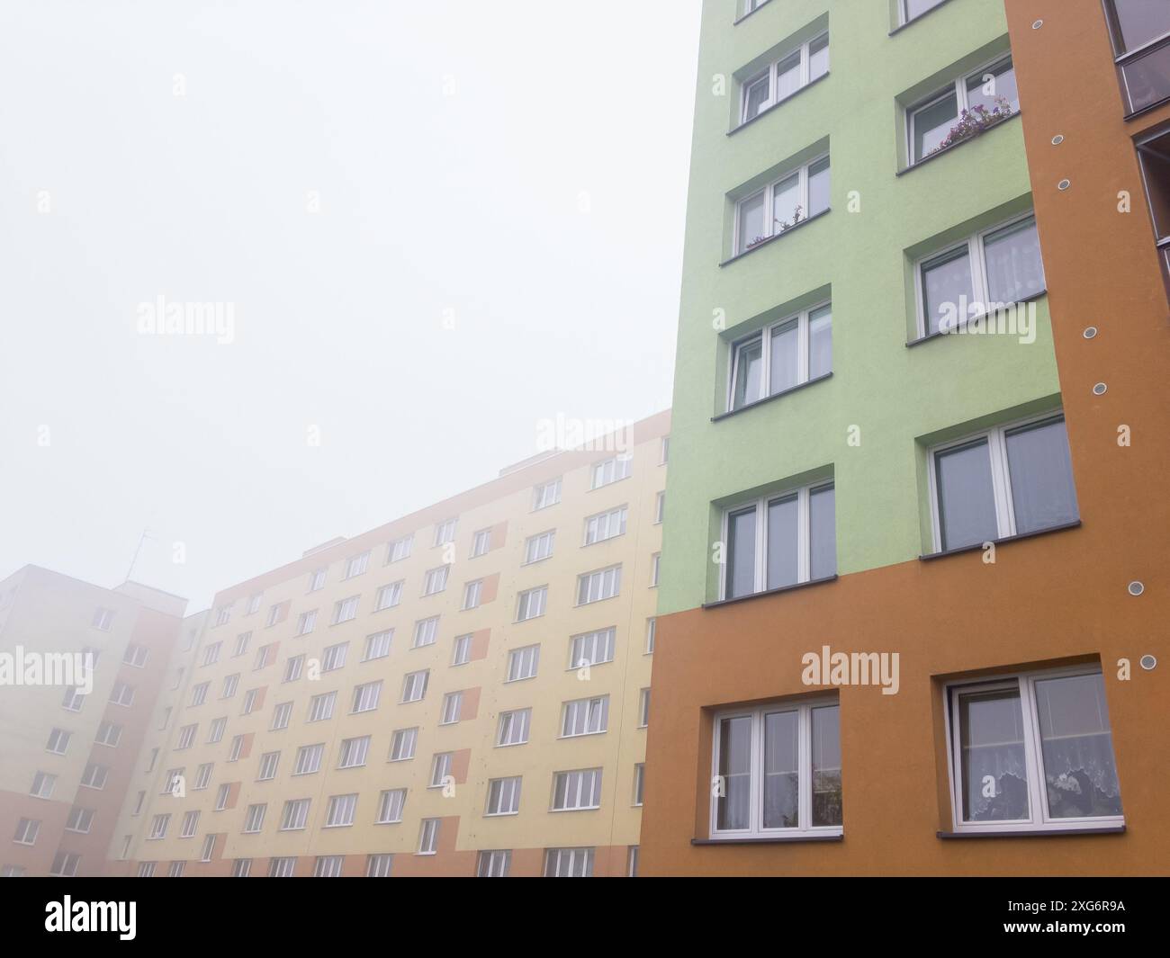 Rekonstruierte Wohnblöcke in Tschechien, erbaut in der Zeit des Kommunismus bei nebeligem Wetter Stockfoto