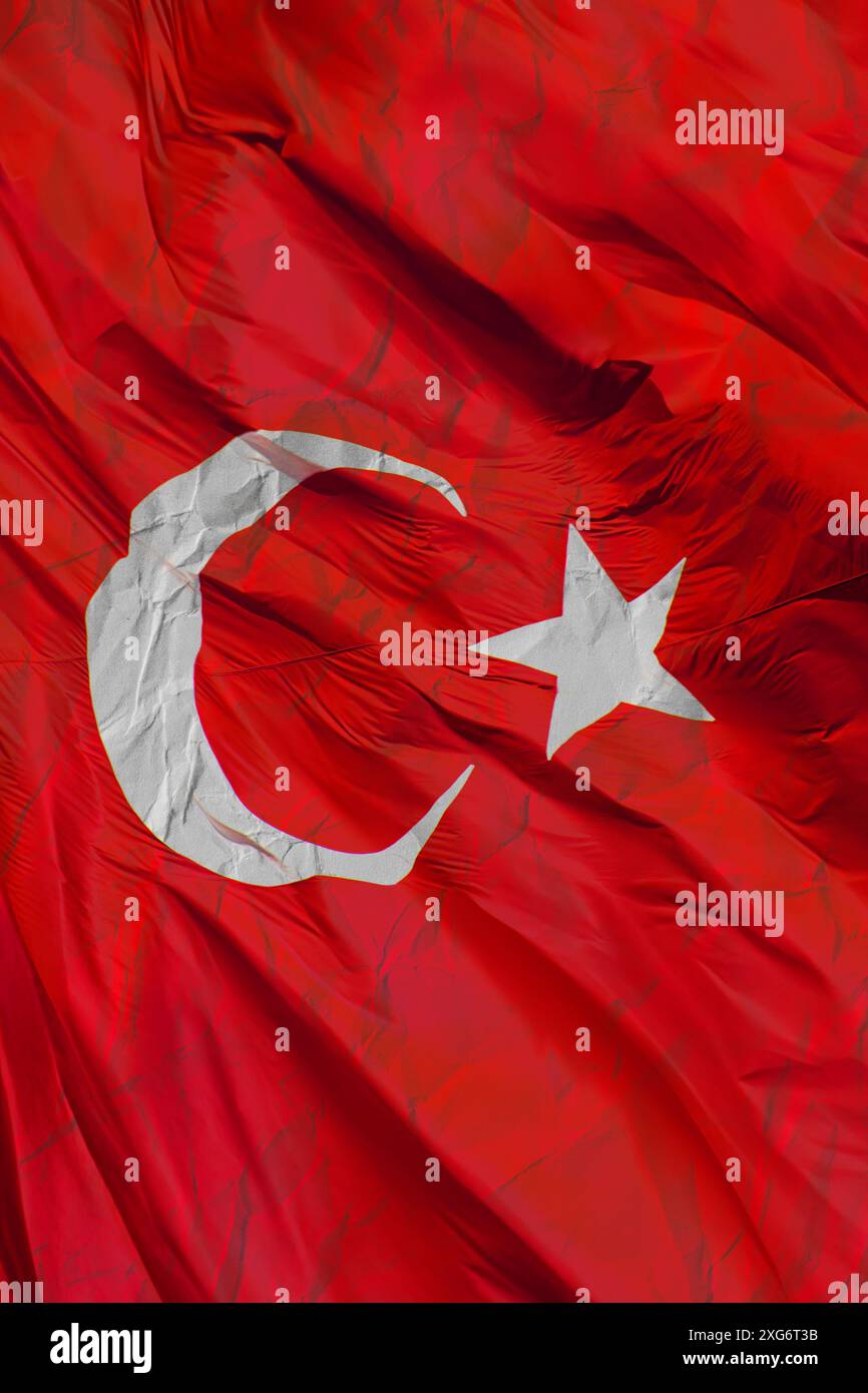 Türkische Flagge schwenkt zerknittertes Papier für Feierlichkeiten und privaten Tag . Social-Media-Banner, schwenkende türkische Flagge, vertikaler Story-Beitrag. Kopierbereich. Stockfoto