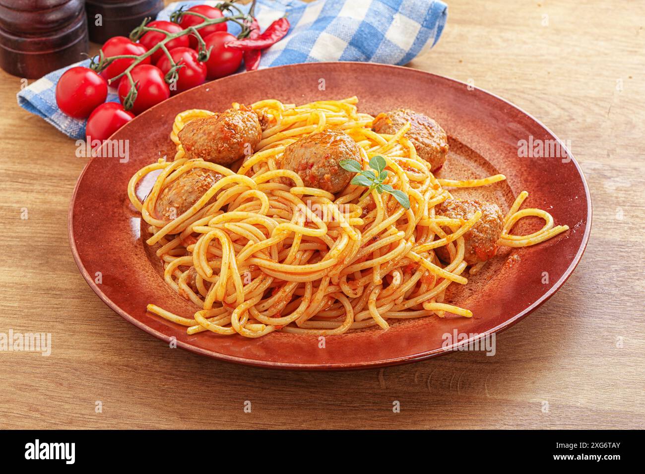 Italienische Spaghetti mit Fleischbällchen in Tomatensauce Stockfoto