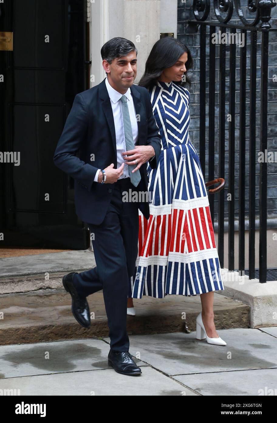 London, Großbritannien. Juli 2024. Der scheidende konservative Premierminister Rishi Sunak und seine Frau Akshata Murty verlassen die nummer 10 Downing Street in London. (Foto: Fred Duval/SOPA Images/SIPA USA) Credit: SIPA USA/Alamy Live News Stockfoto