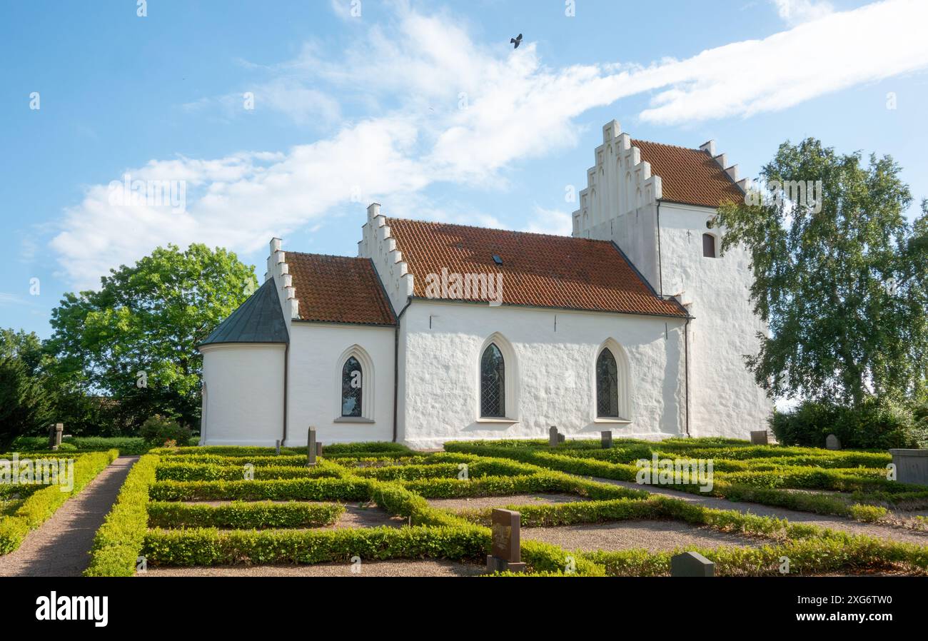 Weiße mittelalterliche christliche Kirche Tofta Kyrka bei Landskrona, Skåne, in Schweden, an einem sonnigen Sommertag Stockfoto