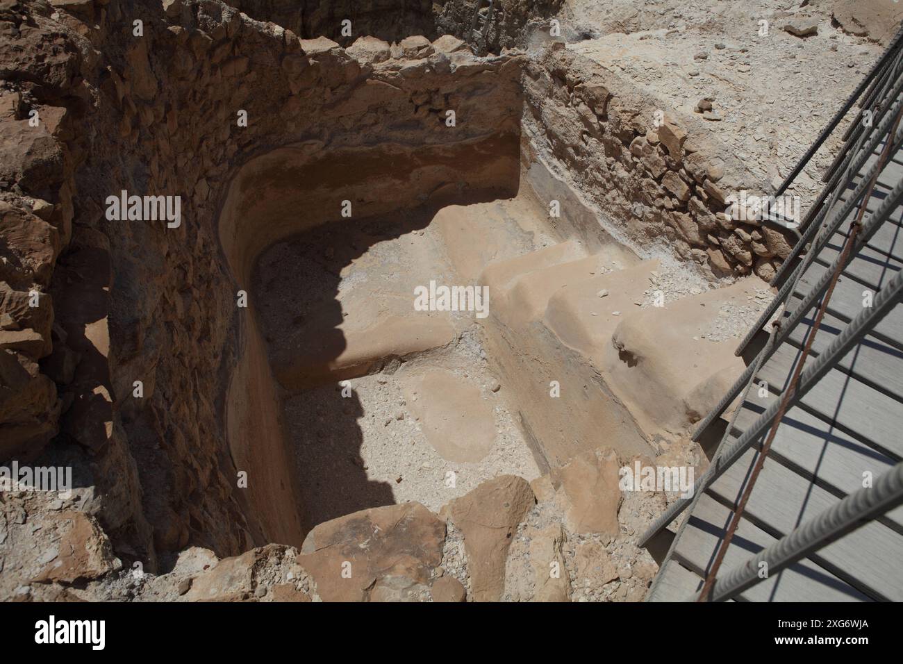 Masada, Mikwe, ein jüdisches Ritualbad oder Reinigungsbad, Ursprung der Taufe, brachten Archäologen Rabbiner mit, die sie vermessen und sagten, was sie seien Stockfoto