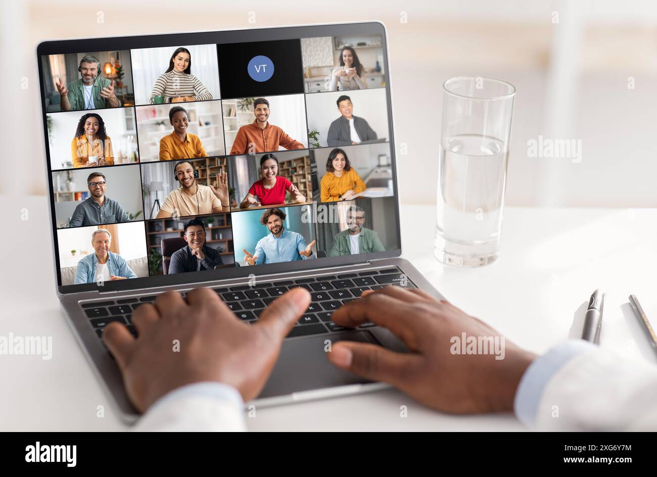 Person, die Laptop für ein virtuelles Meeting mit mehreren Teilnehmern verwendet, zugeschnitten Stockfoto