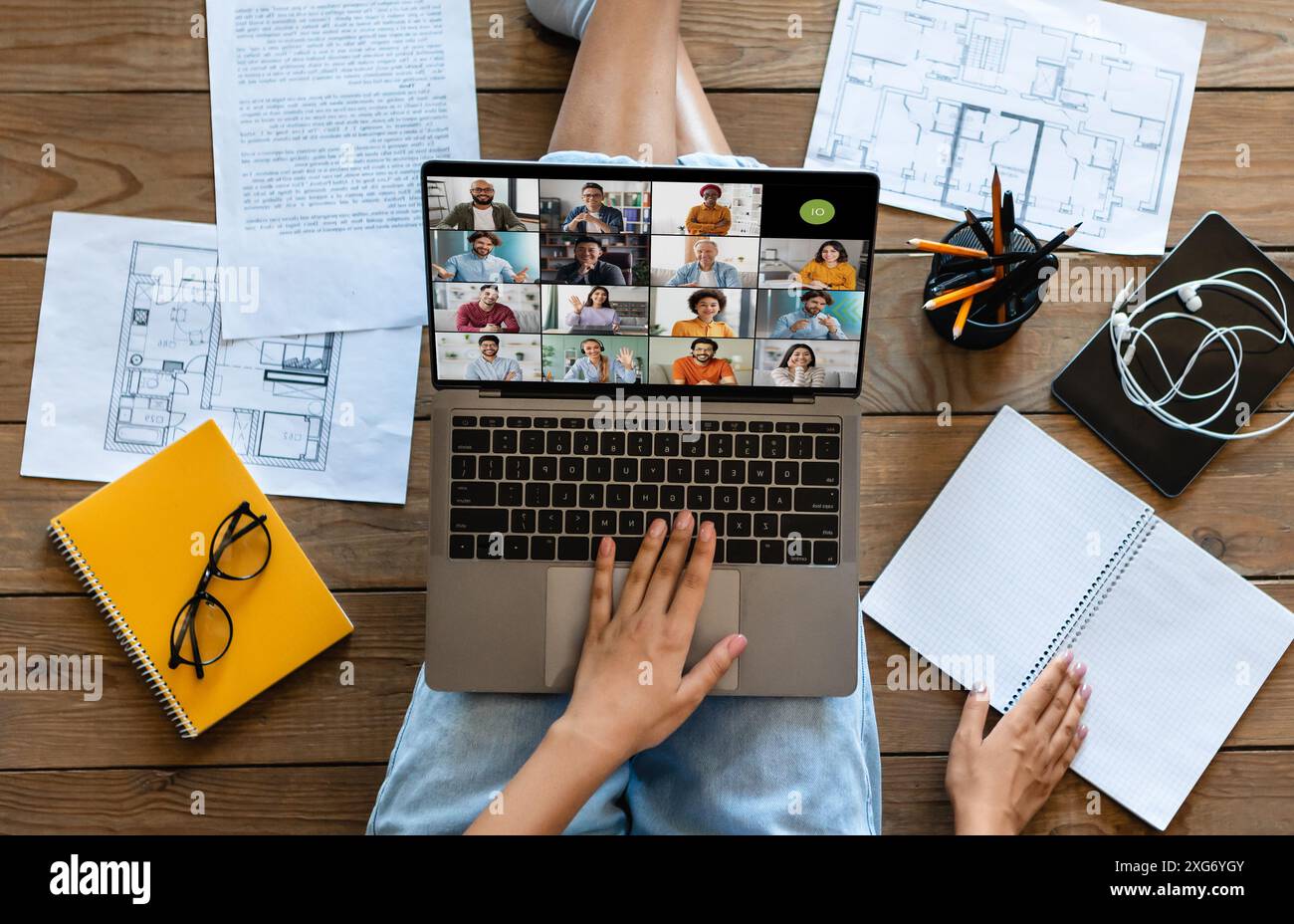 Frau, die an einer Videokonferenz auf Laptop teilnimmt, von zu Hause aus arbeitet Stockfoto