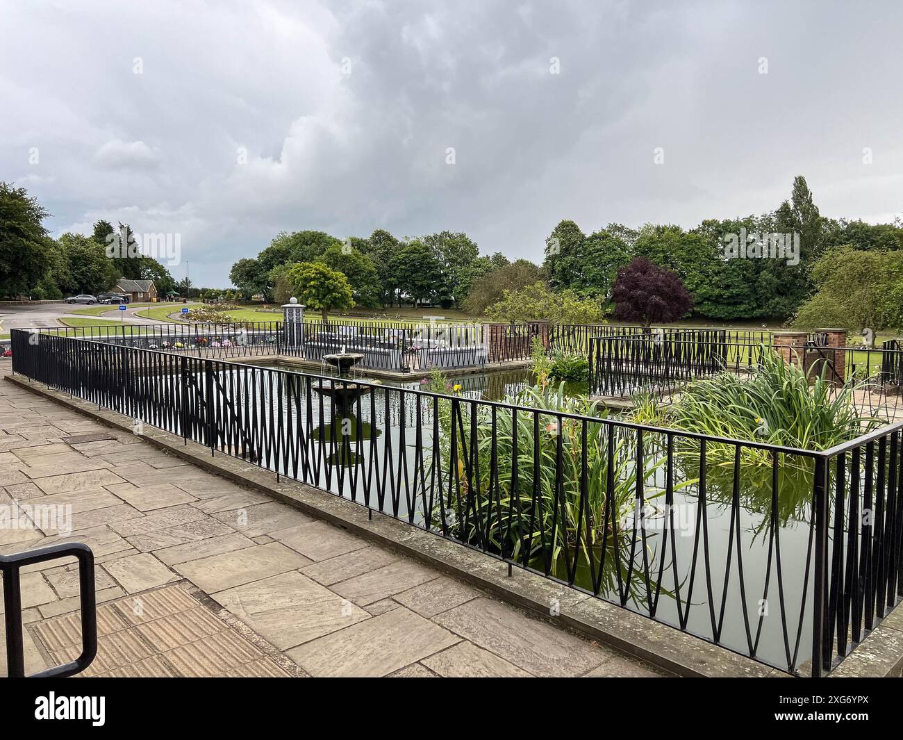 Eine allgemeine Ansicht des Eingangs des Pontefract Crematoriums, vor der Beerdigung von Rob CBE Burrow im Pontefract Crematorium, Pontefract, Großbritannien, 7. Juli 2024 (Foto: Mark Cosgrove/News Images) Stockfoto