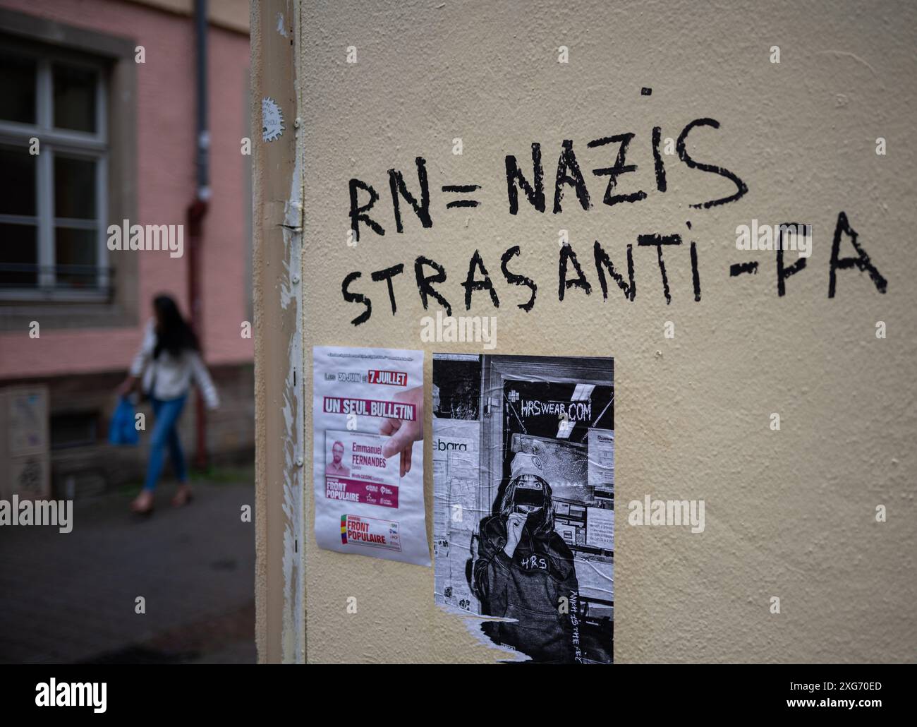 6. Juli 2024, Frankreich, Straßburg: "RN = Nazis" und "Strasanti - FA" stehen auf einer Mauer in Straßburg. Am Sonntag wird Frankreich endlich über die neue Zusammensetzung der Parlamentskammer abstimmen, nachdem Präsident Emmanuel Macron vor einigen Wochen die Nationalversammlung aufgelöst hat. Foto: Hannes P. Albert/dpa Stockfoto