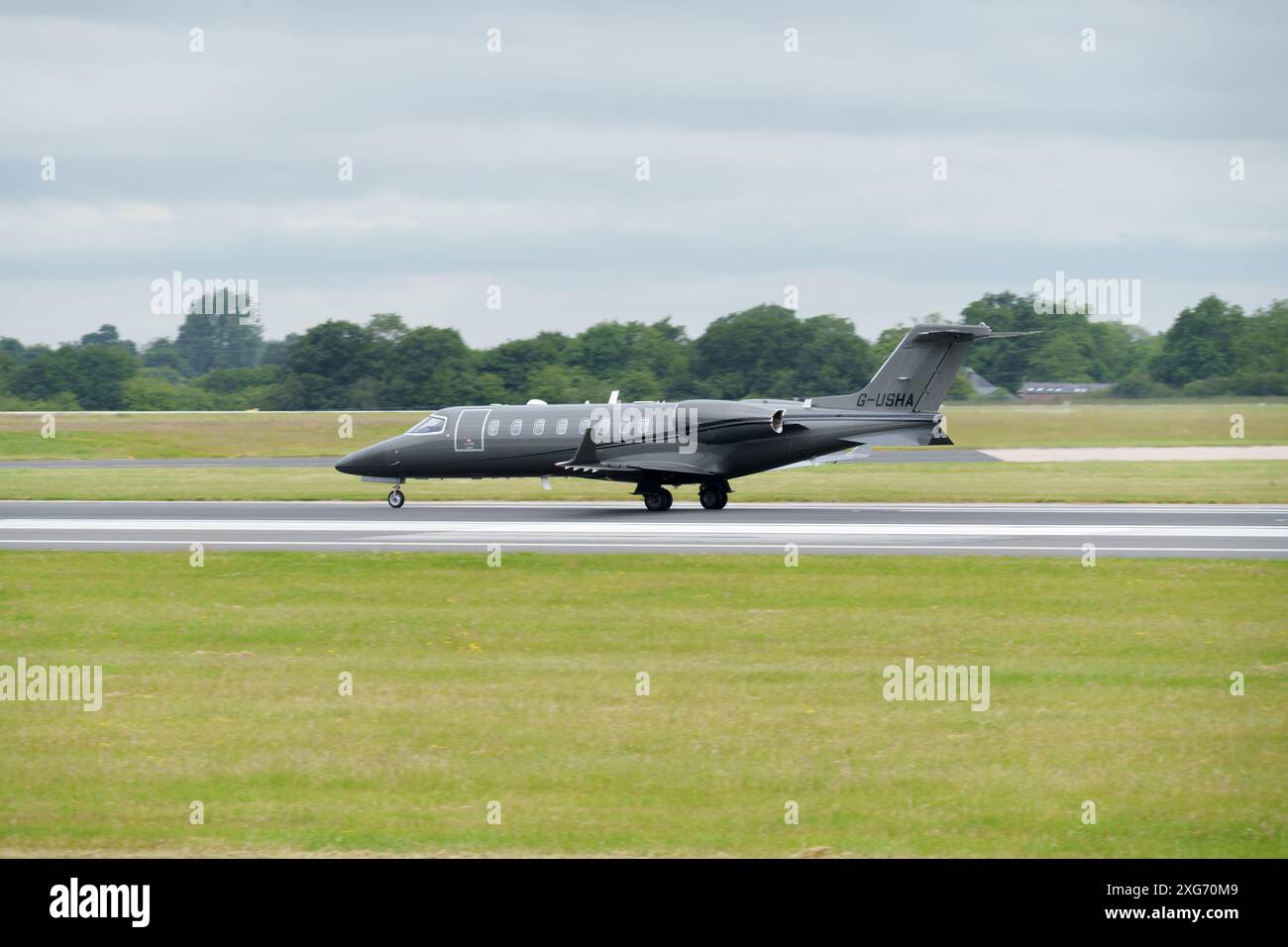 Learjet 75 bereitet sich auf den Start am Flughafen Manchester vor Stockfoto