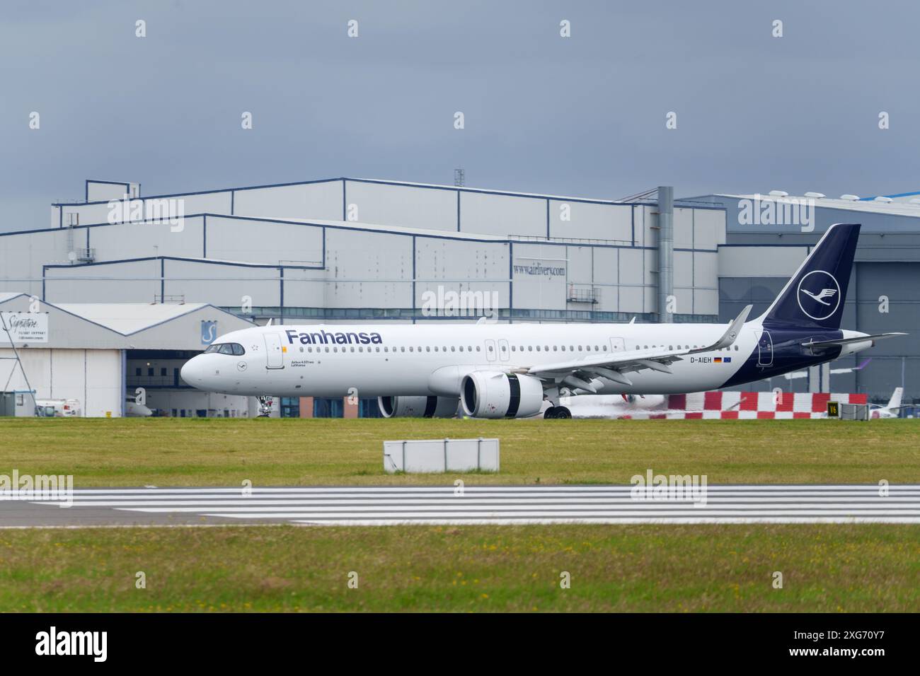 Sonderlackierung eines Lufthansa Airbus A321 anlässlich des Euro 24-Fußballwettbewerbs Stockfoto