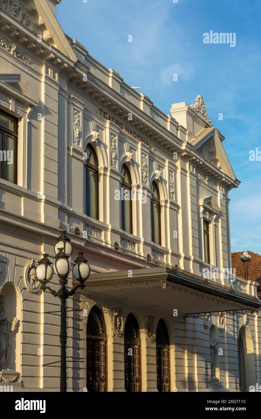 Das Nationaltheater von Panama befindet sich in der Altstadt von Panama, neben der Kirche von San Francisco und der Plaza Bolívar, Panama Stadt, Panama Stockfoto