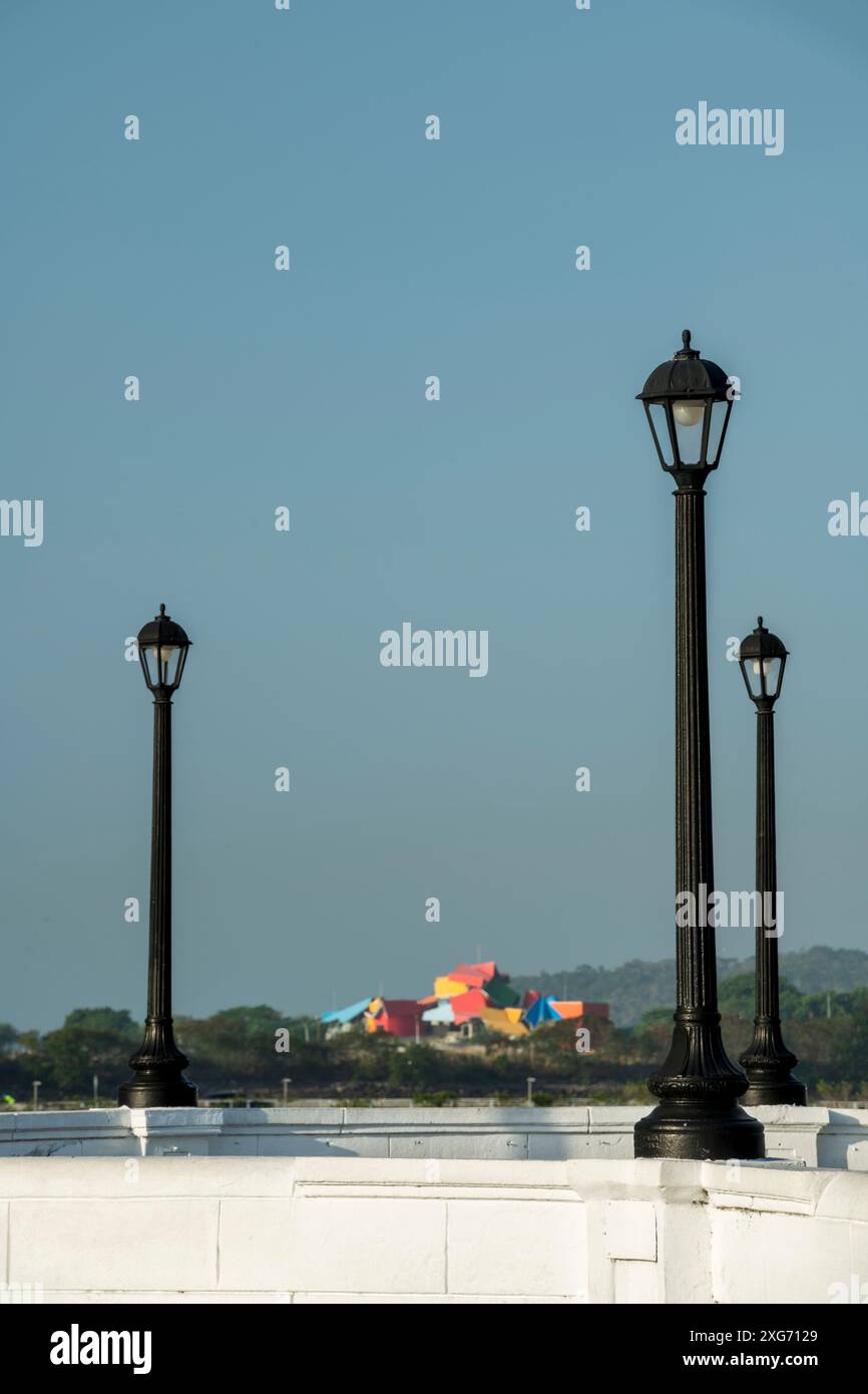 Blick auf das Biomuseum von der Promenade Las Bovedas auf dem French Plaza, Altstadt (Casco Viejo), Panama City, Panama – Stockfoto Stockfoto