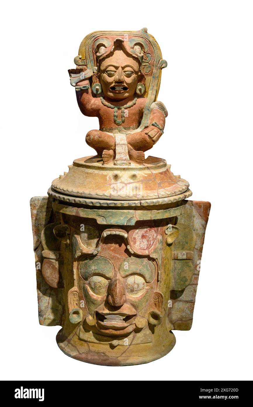 Eine Maya-Graburne aus Mesoamerika mit einer Darstellung des Sonnengottes Kinich Ahau und dem Bild des Verstorbenen auf der Spitze. Lackierte Keramik, Maya Stockfoto