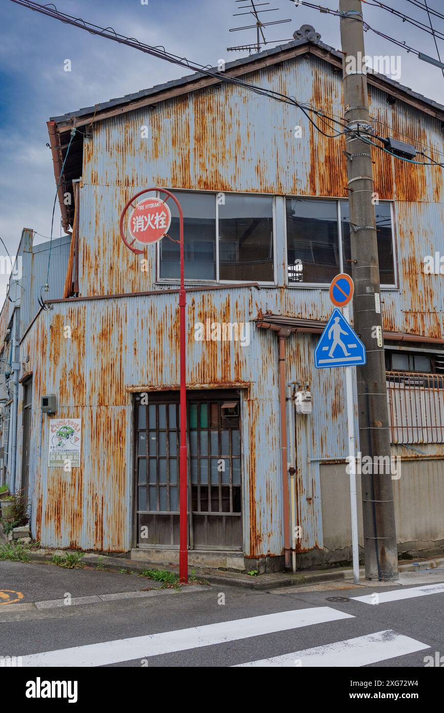 Verlassenes Haus mit Feuerhydranten Schild, das den Eingang teilweise blockiert, ist eine Hommage an die einfache Architektur aus einer vergangenen Zeit Stockfoto