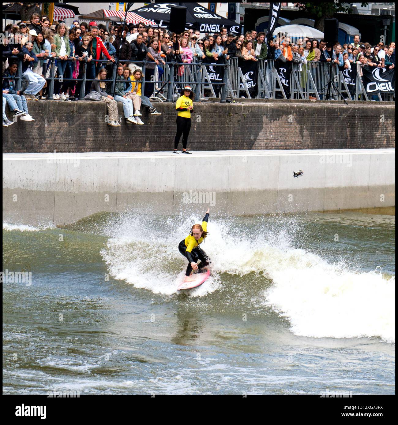 RIF010 ist das erste Surfbecken mitten in Rotterdam-Holland. Sie können auf den perfekten Wellen im Herzen von Rotterdam surfen. Juli 2024 Stockfoto