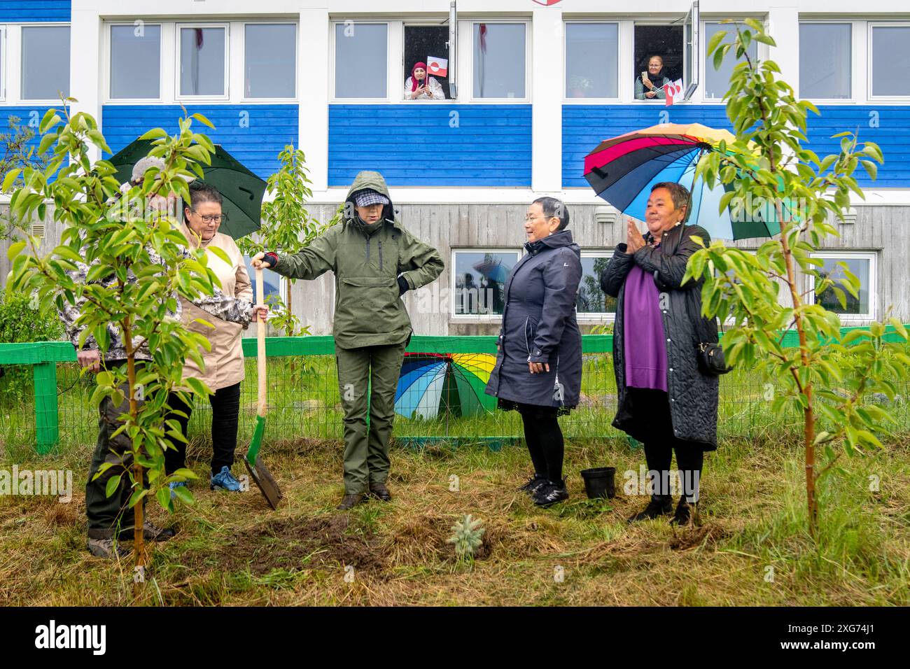 Königin Mary pflanzt mit Hilfe des Vorsitzenden von Naalakkersuisut, Mute Bourup Egede, einen Baum im Verwaltungsgebäude der Stadt bei der Ankunft in Narsaq in Grönland am Samstag, den 6. Juli 2024. Die Stadt liegt im südlichen Grönland, umgeben von den Fjorden Tunulliarfik und Ikersuaq. Das Königspaar besucht offiziell Grönland vom 29. Juni bis 6. Juli 2024. Der Besuch beginnt in der Disko Bay und das königliche Paar reist dann mit Dannebrog nach Süden entlang Grönlands Westküste. (Foto: Ida Marie Odgaard/Ritzau Scanpix) Stockfoto