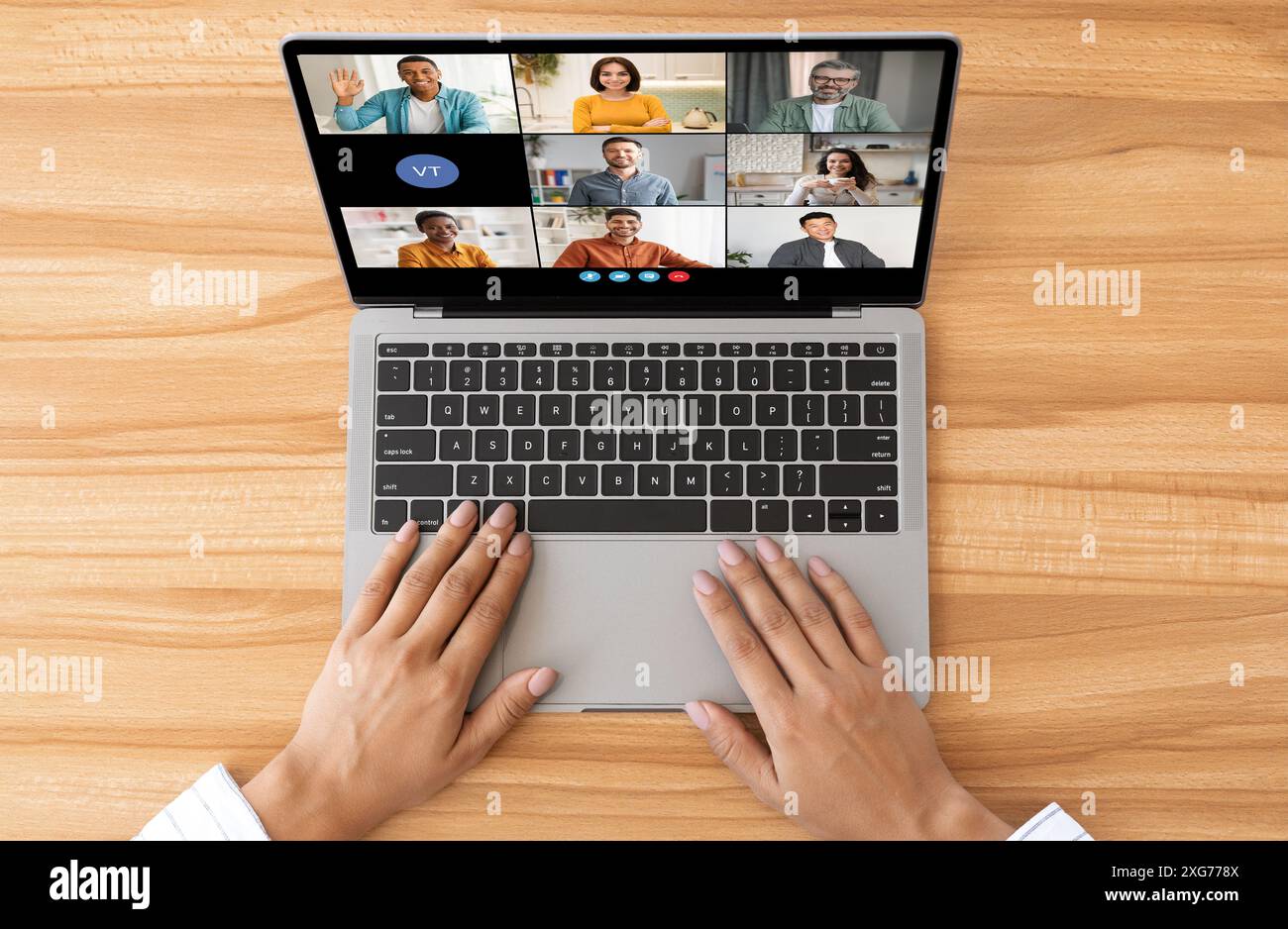 Draufsicht der Hände mit Laptop für eine Videokonferenz Stockfoto