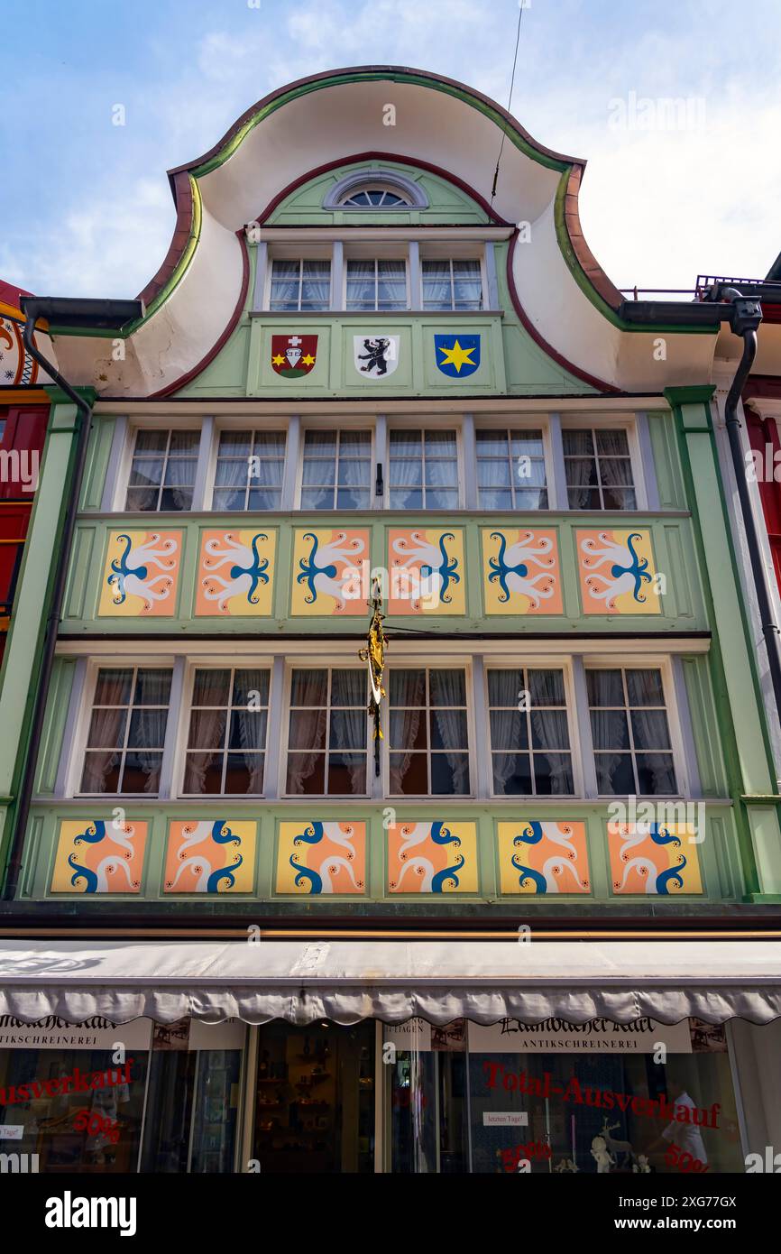 Appenzell ist das traditionelle Schweizer Dorf, das für malerische Häuser mit bemalten Fassaden berühmt ist. Appenzell Innerrhoden liegt im Nordosten von Switze Stockfoto