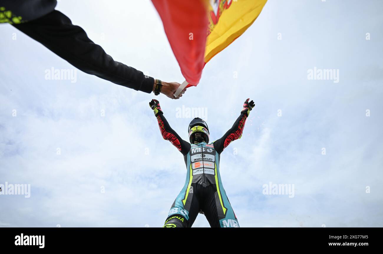 Hohenstein Ernstthal, Deutschland. Juli 2024. Motorsport/Motorrad: Großer Preis von Deutschland, Moto2, Rennen, Fermin Aldeguer aus Spanien vom SpeedUp Racing Team feiert nach seinem Sieg. Robert Michael/dpa/Alamy Live News Stockfoto