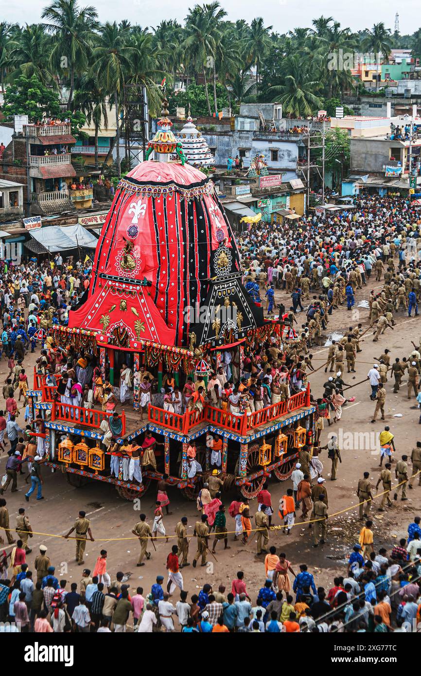 07 24 2007 der Wagen der Göttin Subhadra der kleinste der Wagenbaldachin in der Farbe Schwarz und Rot in Jagannath Rath Yatra puri Orissa INDIEN Asien Stockfoto