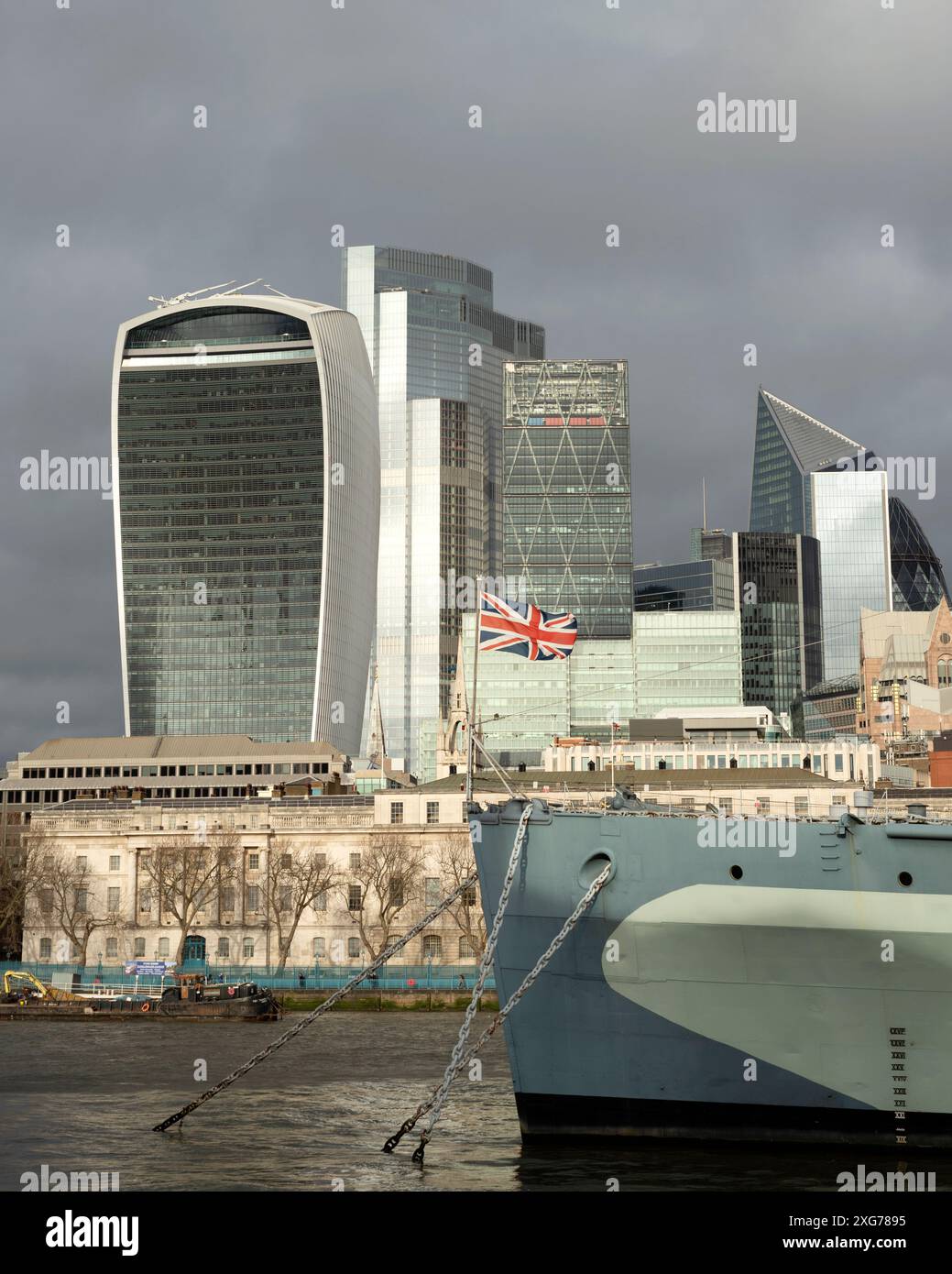 Die Glasgebäude der Stadt London und der Bug der HMS Belfast aus South Bank, London, Großbritannien, Großbritannien, Europa ab 2020 Stockfoto