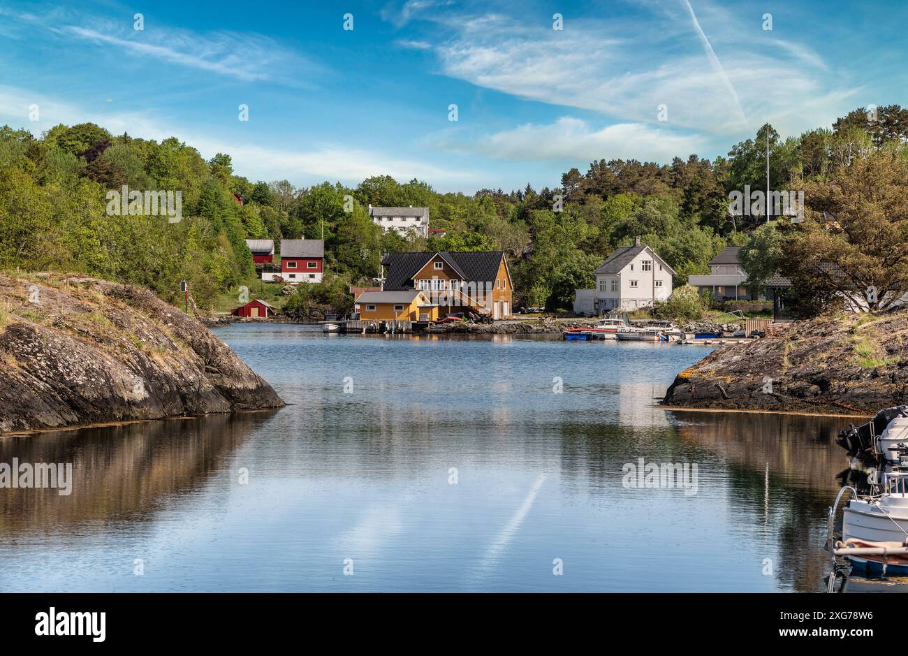 Fjordhafen auf Boemlo im norwegischen Archipel Fjordland, Norwegen Stockfoto