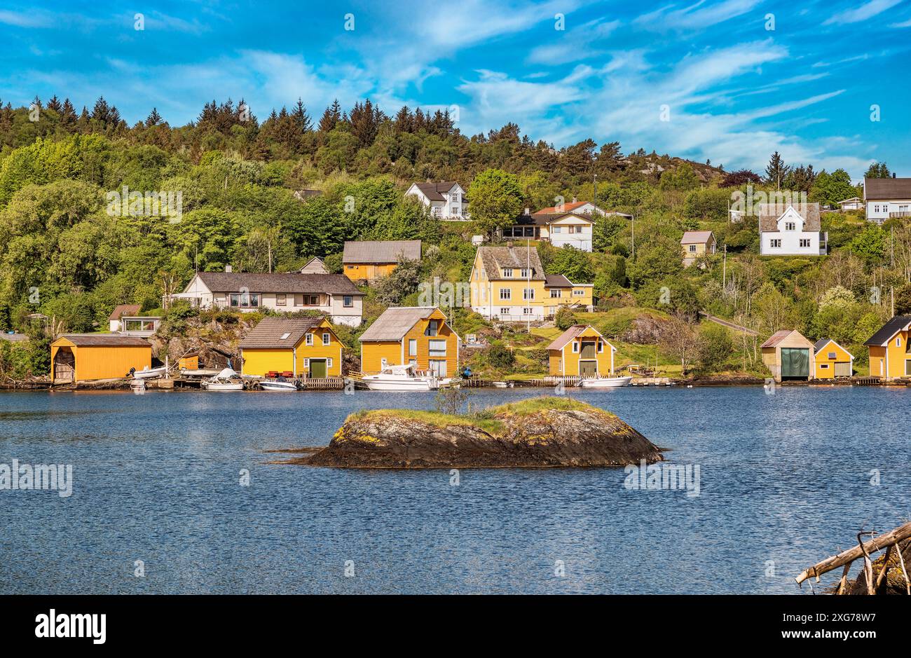 Fjordhafen auf Boemlo im norwegischen Archipel Fjordland, Norwegen Stockfoto