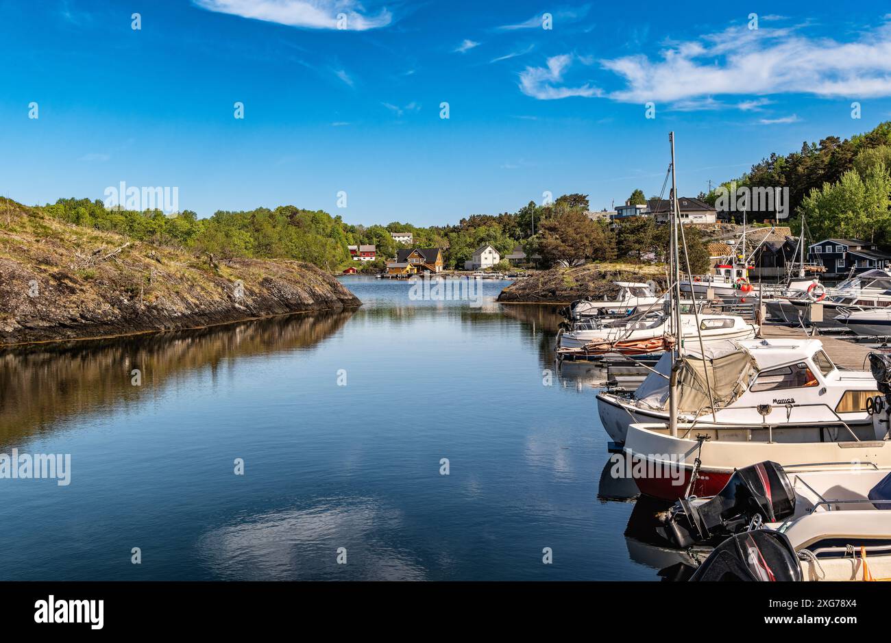 Fjordhafen auf Boemlo im norwegischen Archipel Fjordland, Norwegen Stockfoto
