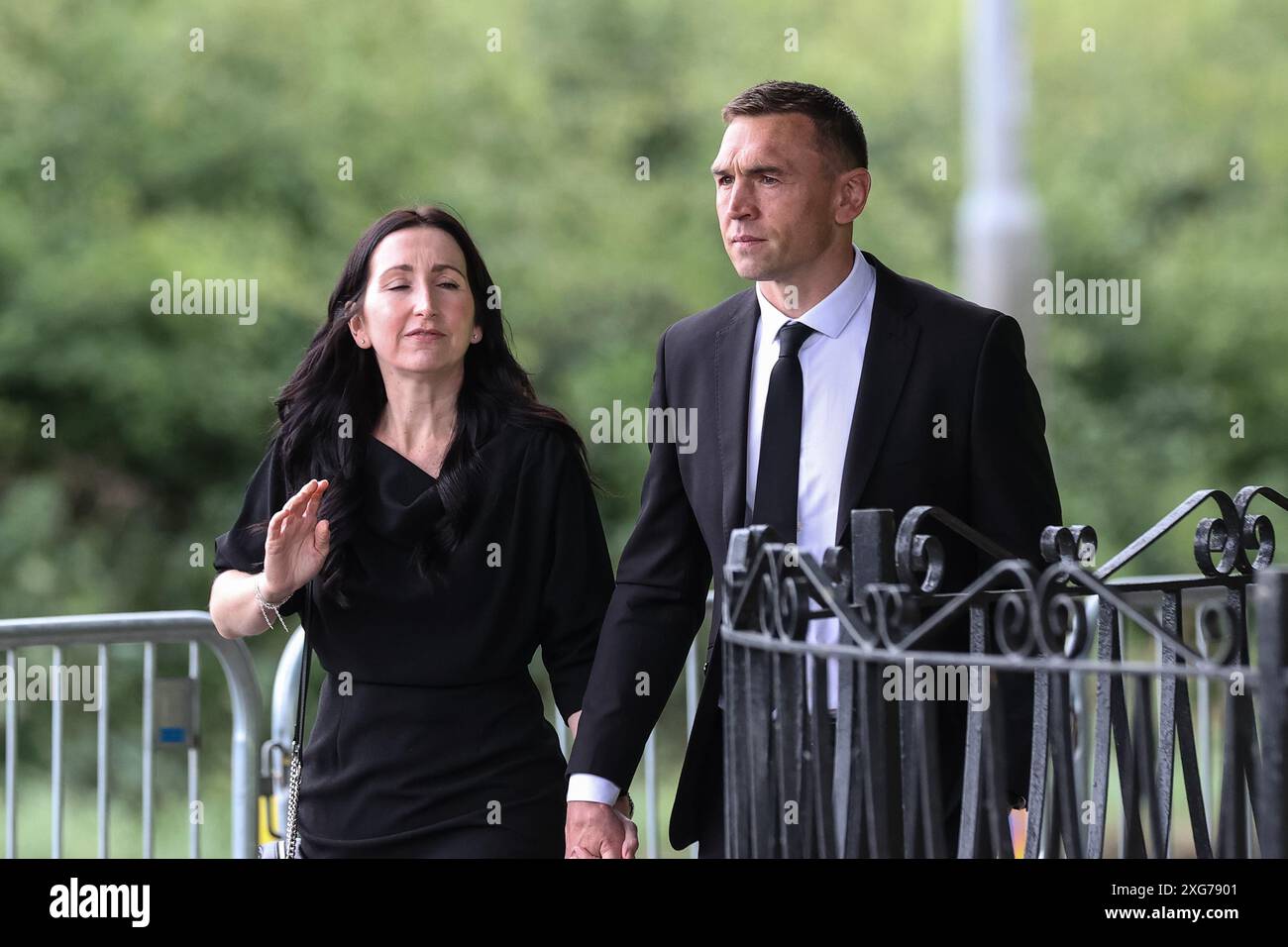 Kevin Sinfield, seine Frau Jayne Sinfield, kommen während der Beerdigung von Rob CBE Burrow im Pontefract Crematorium, Pontefract, Großbritannien, 7. Juli 2024 (Foto: Mark Cosgrove/News Images) Stockfoto